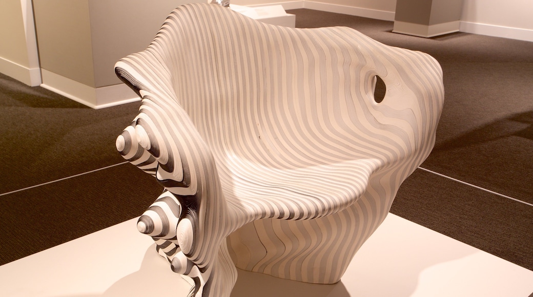 Mint Museum Randolph mostrando vista interna e arte