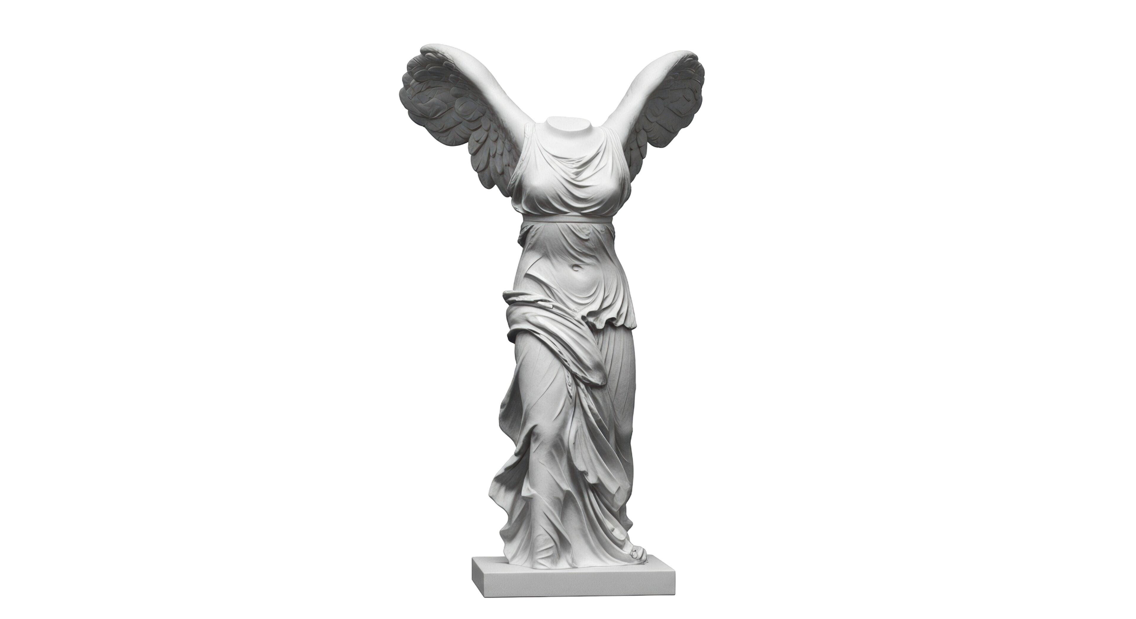 Una estatua de mármol blanco de una figura femenina alada.