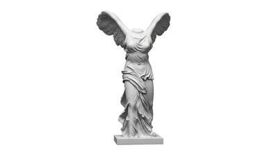 Una estatua de mármol blanco de una figura femenina alada.