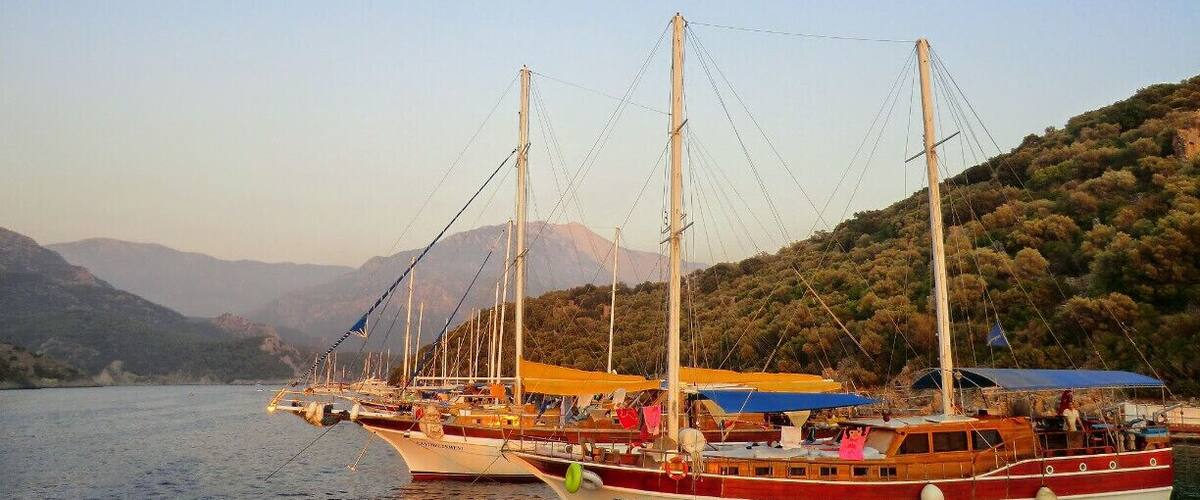 Sailing on a Turkish gulet was a brilliant and relaxing way to discover the Lycian coast. We went with a local operator from Demre to Fethiye in 4 days. On the way we saw gorgeous places and pristine coves and swam in blue water. We would do it again in a heartbeat, also given the accessible price.
#goldenhour