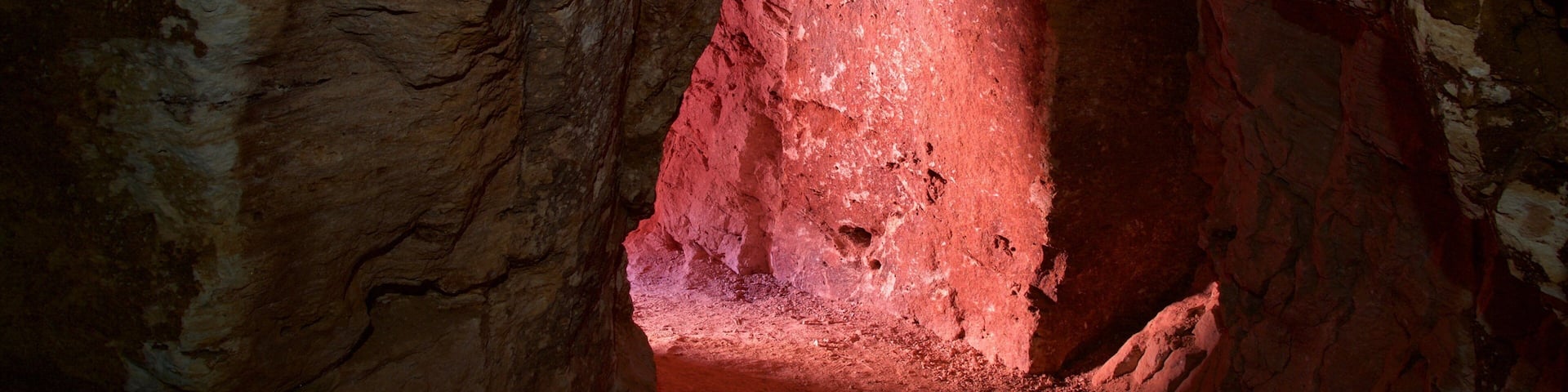 Tequisquiapan Opal Mine featuring caves