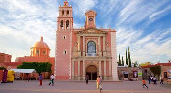 Igreja de Santa Maria mostrando uma praça ou plaza e arquitetura de patrimônio