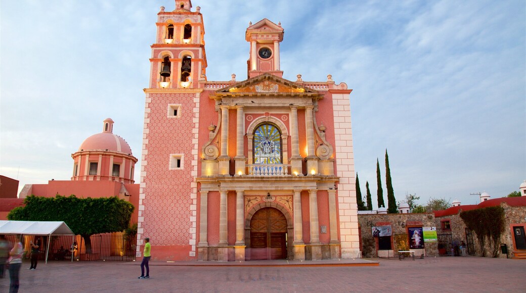 Iglesia de Santa María que incluye patrimonio de arquitectura y un parque o plaza
