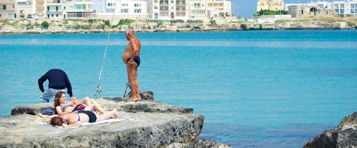 Otranto Waterfront แสดง เมือง และ ชายฝั่งทะเล ตลอดจน คนกลุ่มเล็ก