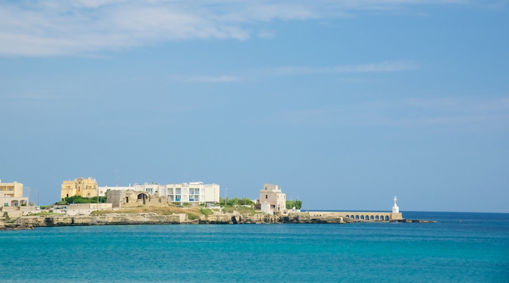 Camino a lo largo del mar de Otranto que incluye una ciudad y vistas generales de la costa