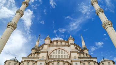 A mosque with four minarets and a large central dome.
