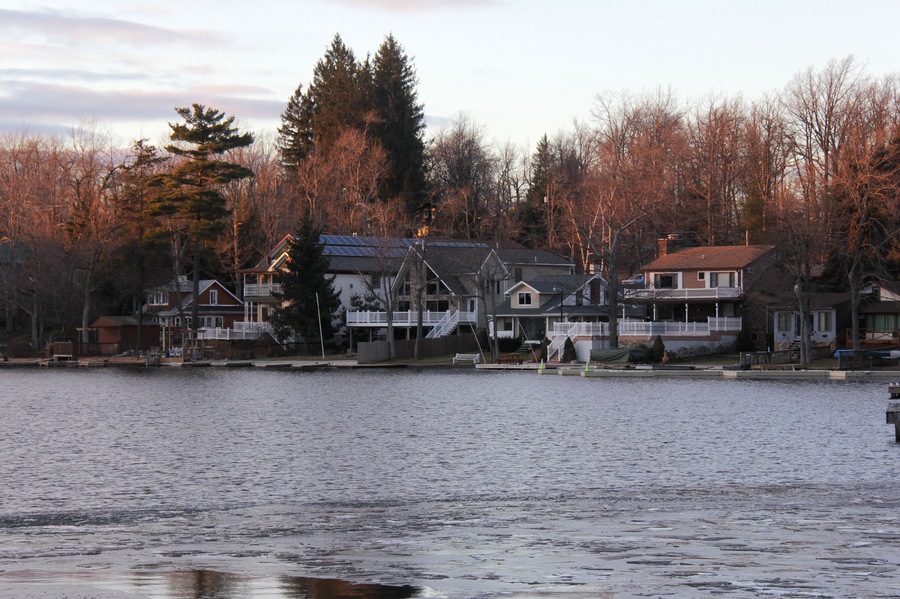 DA17BX Afternoon sunset in a lake in the Pocono Mountains resort area showing a late autumn fall landscape with warm light Pennsylvania