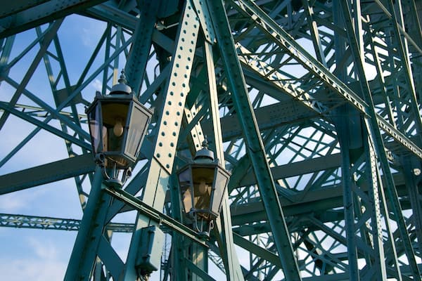 Blaues Wunder mit einem Brücke