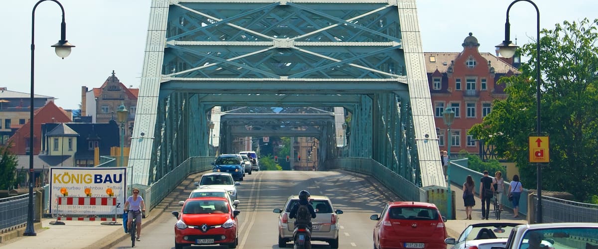 Blue Wonder Bridge showing street scenes and a bridge