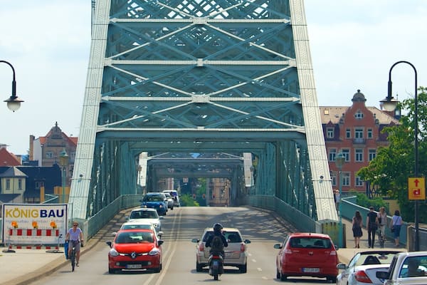 Blaues Wunder mit einem Brücke und Straßenszenen