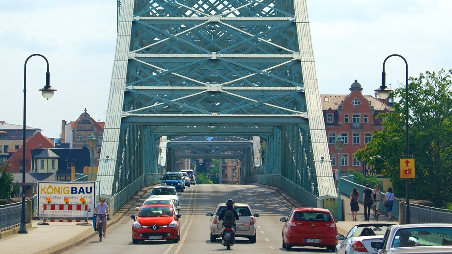 Blue Wonder Bridge showing a bridge and street scenes
