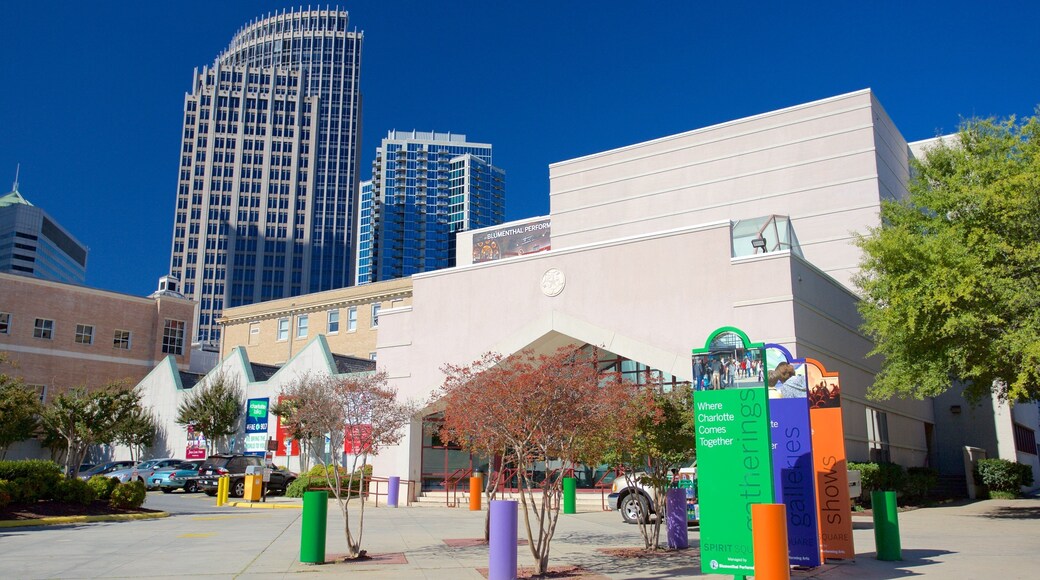 Spirit Square montrant ville et architecture moderne