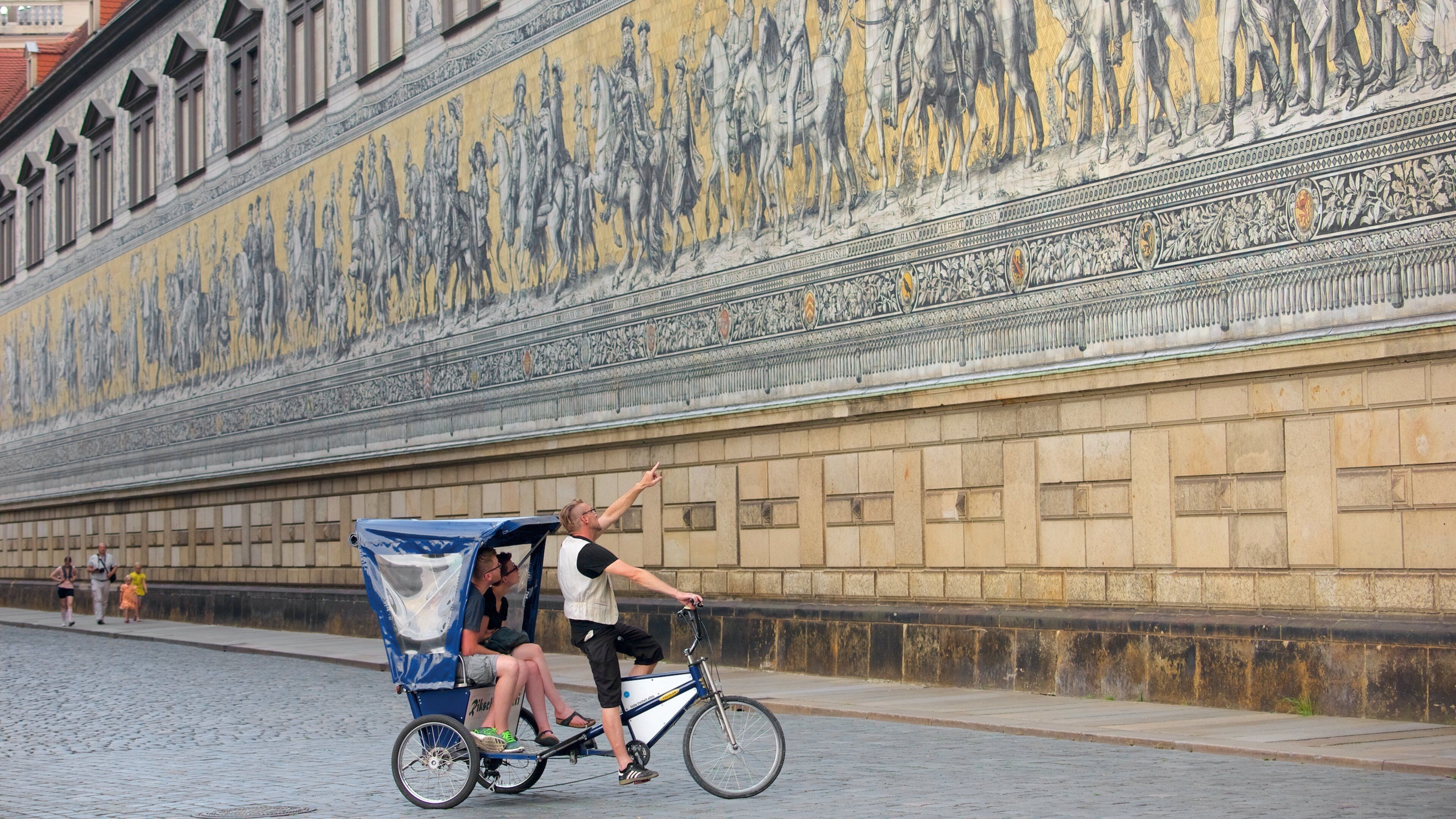 Fürstenzug mit einem Geschichtliches, Straßenszenen und Fahrradfahren