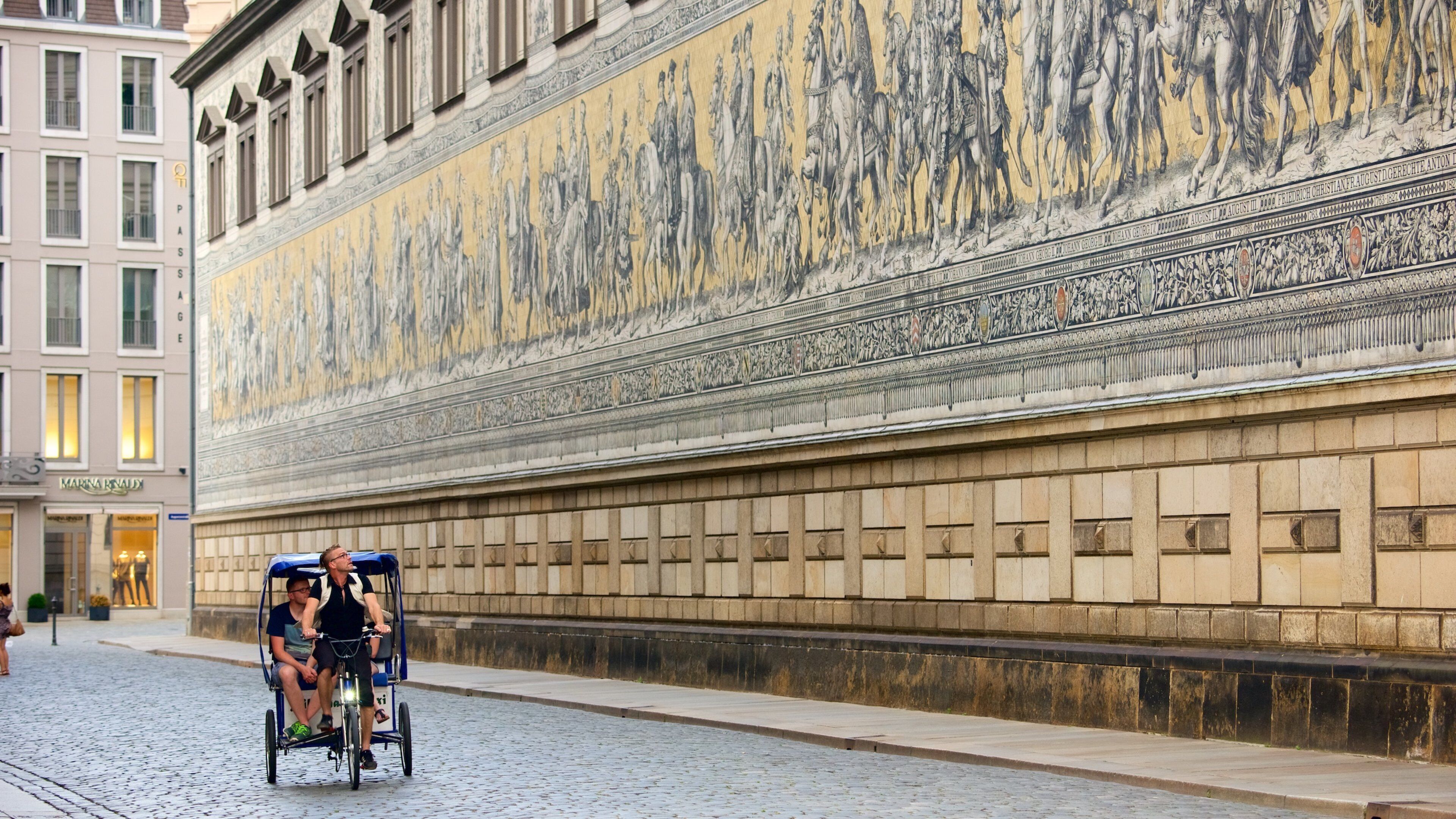Fürstenzug welches beinhaltet Straßenszenen