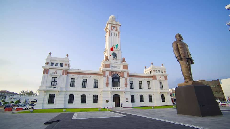 Carranza Lighthouse which includes a square or plaza, heritage architecture and a statue or sculpture