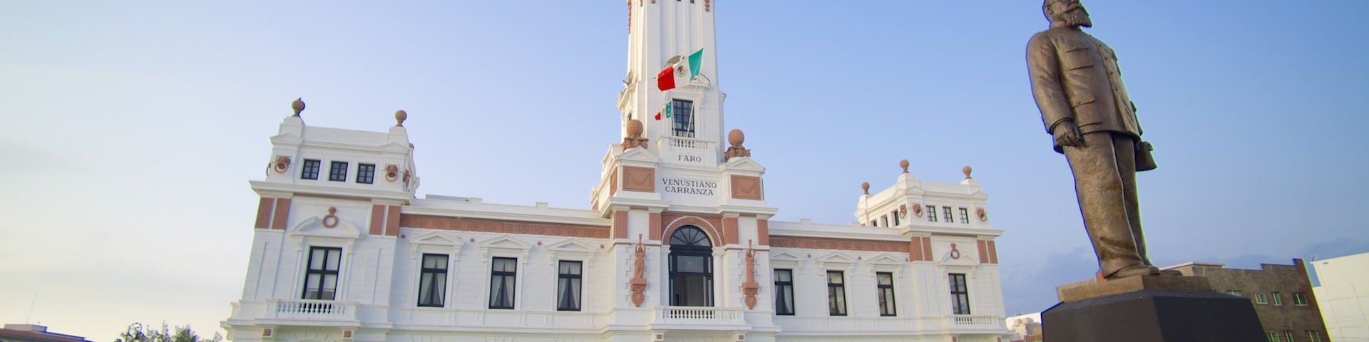 卡蘭薩燈塔 呈现出 歷史建築, 廣場 和 城市