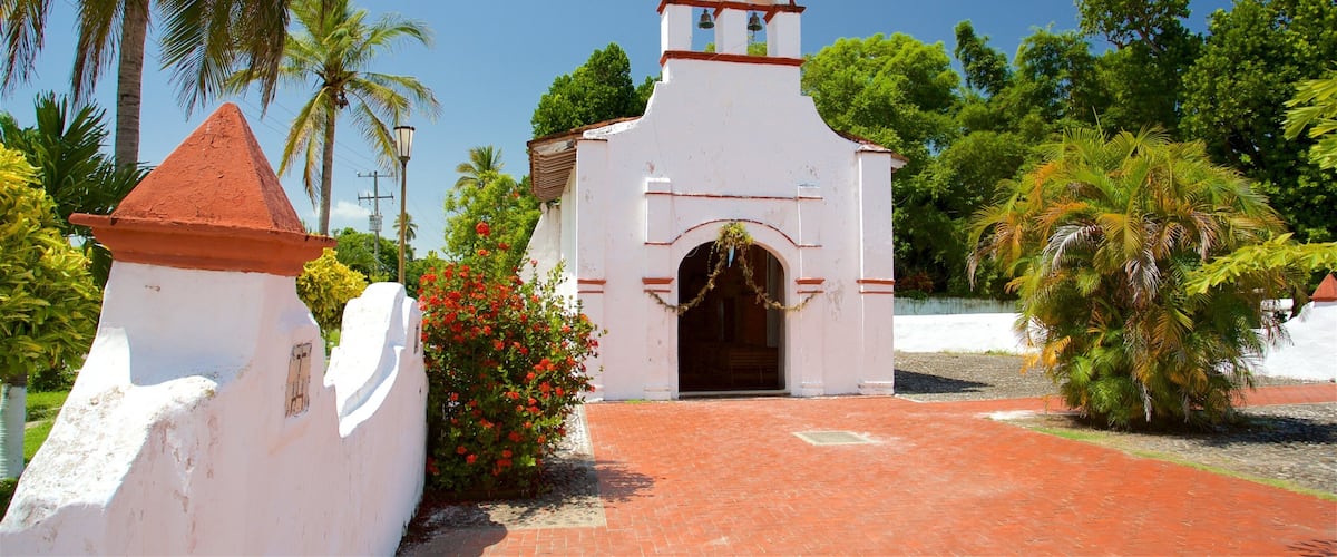 Capilla del Rosario ofreciendo flores y una iglesia o catedral