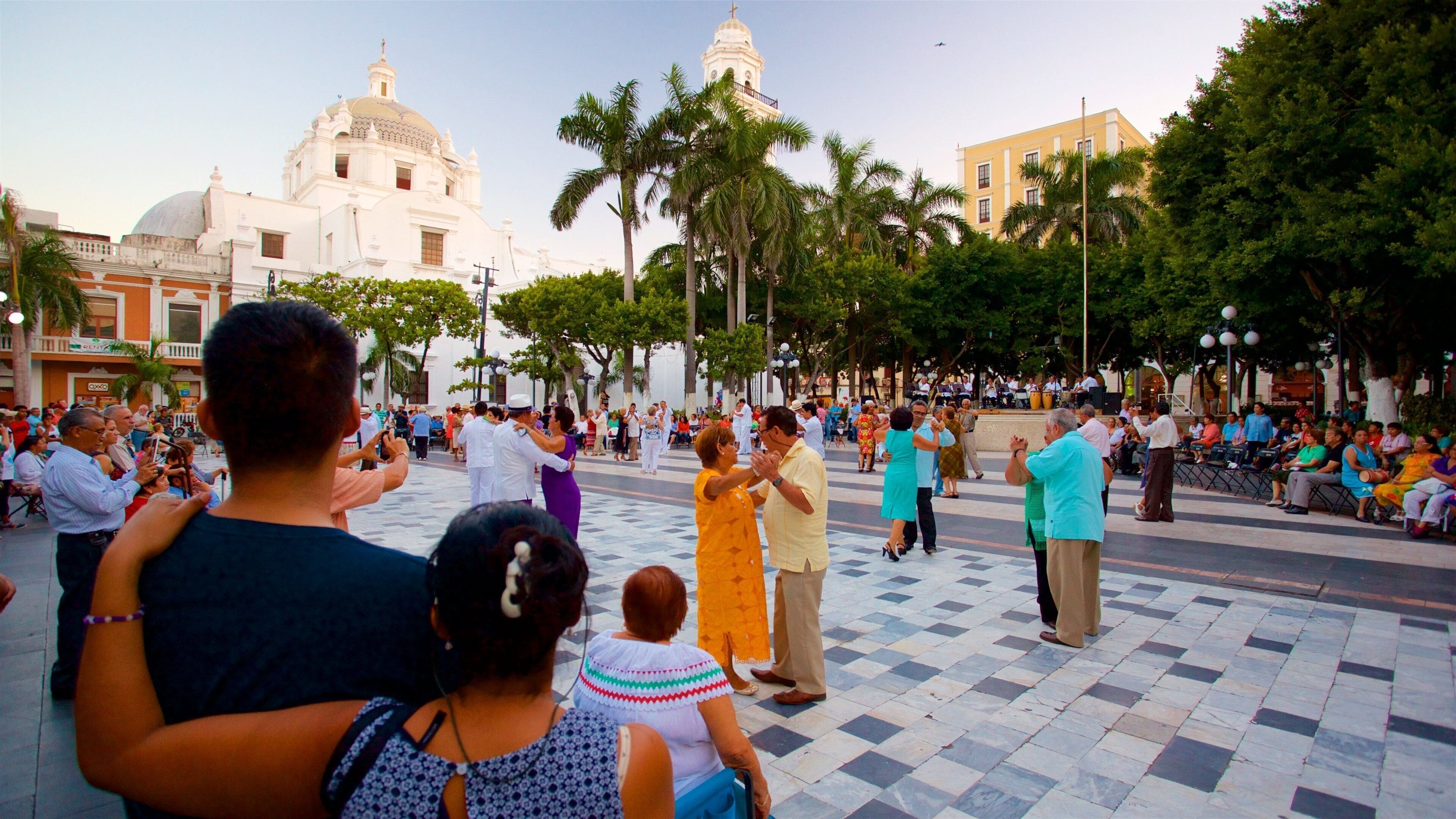 Kathedrale Veracruz mit einem Geschichtliches und Platz oder Plaza sowie kleine Menschengruppe