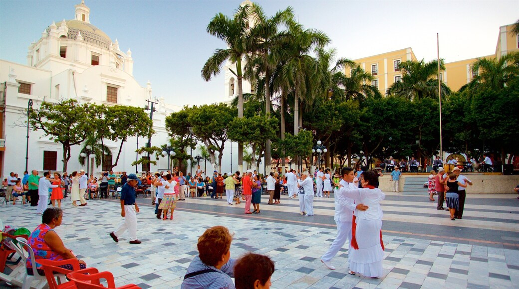 Kathedrale Veracruz mit einem Platz oder Plaza und Geschichtliches sowie kleine Menschengruppe