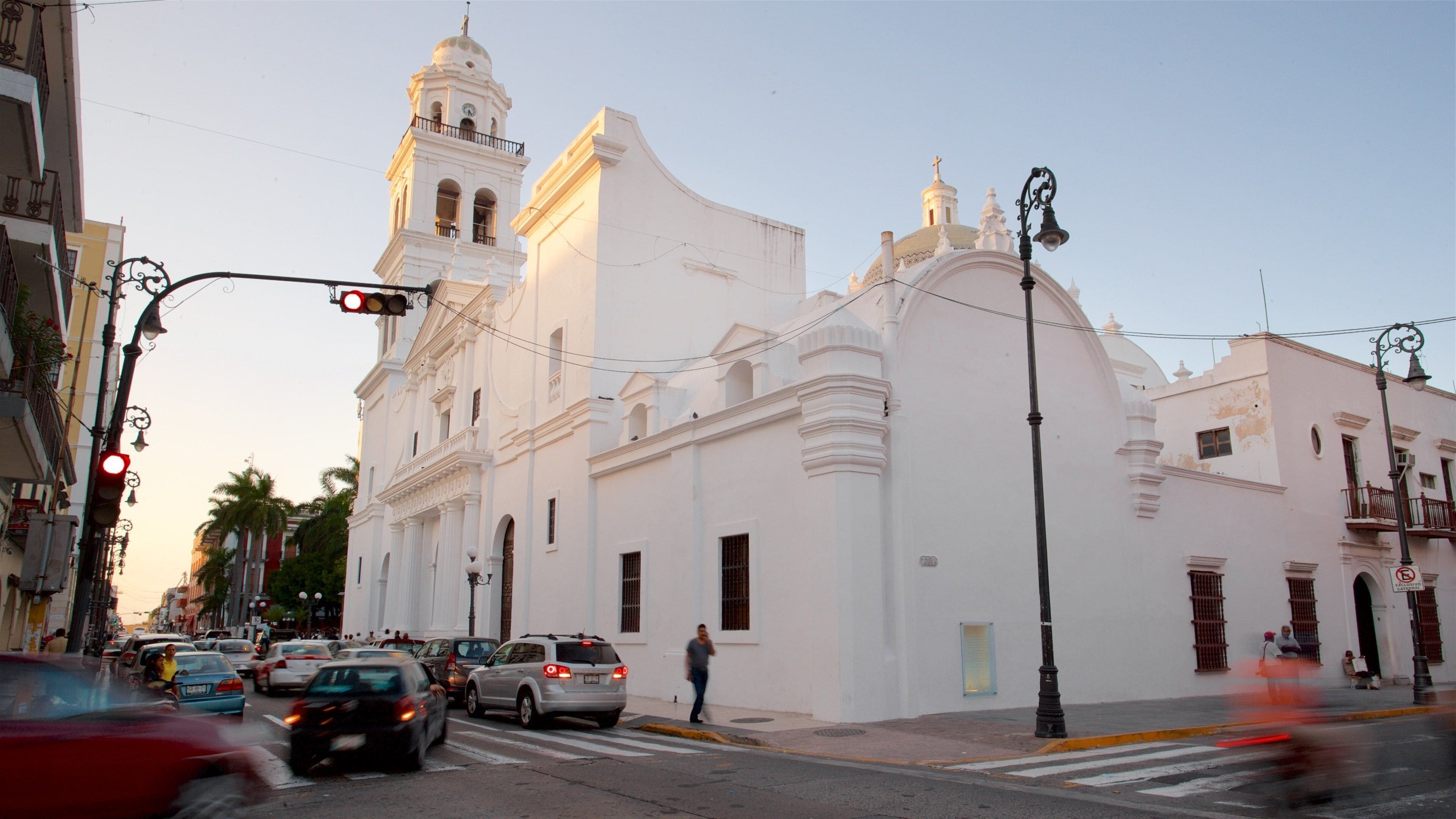 Catedral de Veracruz mostrando elementos del patrimonio y una puesta de sol