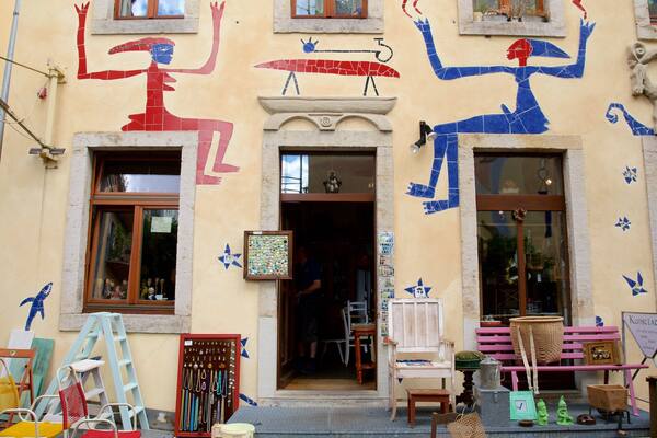 Kunsthof-Passage featuring a house, street scenes and outdoor art