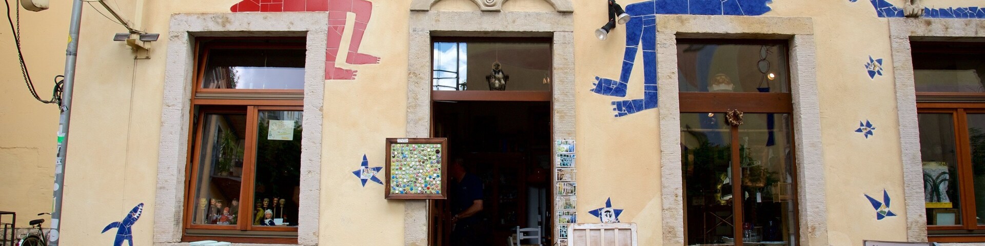 Kunsthofpassage mostrando uma casa, cenas de rua e arte ao ar livre