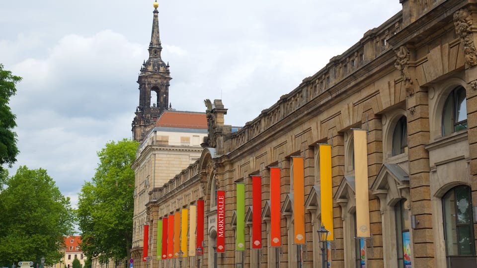 Mercato coperto di Neustadt mostrando oggetti d\'epoca