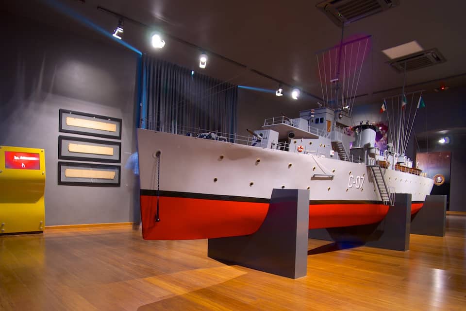 Una exposició marítima amb un model de vaixell etiquetat 'C-07' a un museu.