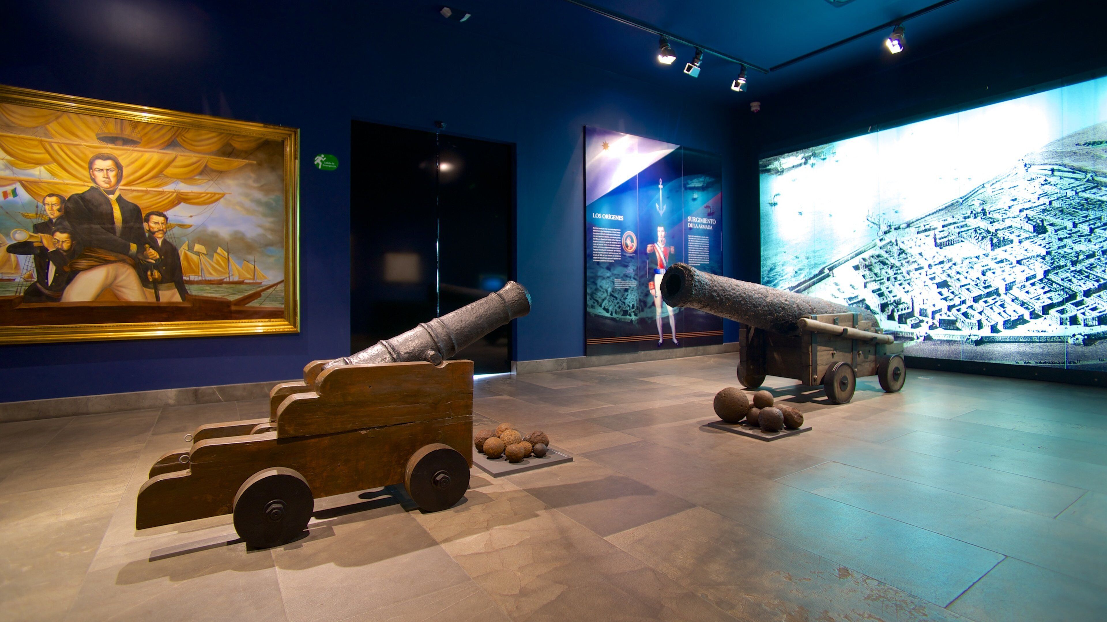 Museo Histórico Naval bevat militaire voorwerpen en interieur