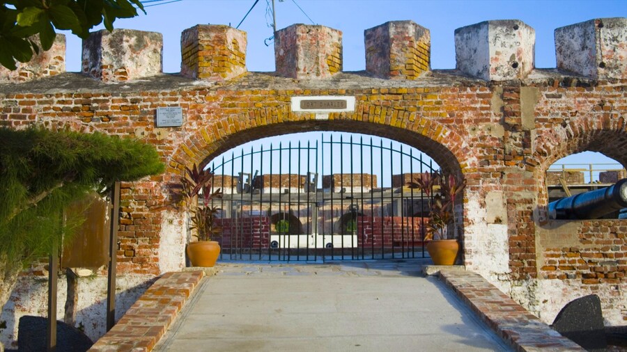 Fort Charles caracterizando um pequeno castelo ou palĂĄcio e elementos de patrimĂŽnio