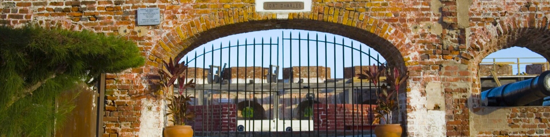 Fort Charles showing a castle and heritage elements