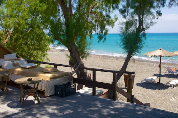 Strand Agios Fokas das einen Steinstrand