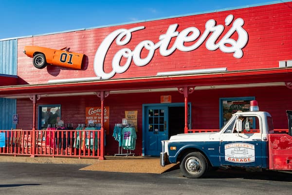 Ein rotes Schaufenster mit einem Oldtimer und der Aufschrift "Cooter's".