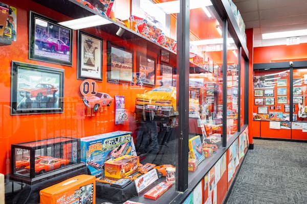 Cooter\'s Place showing interior views