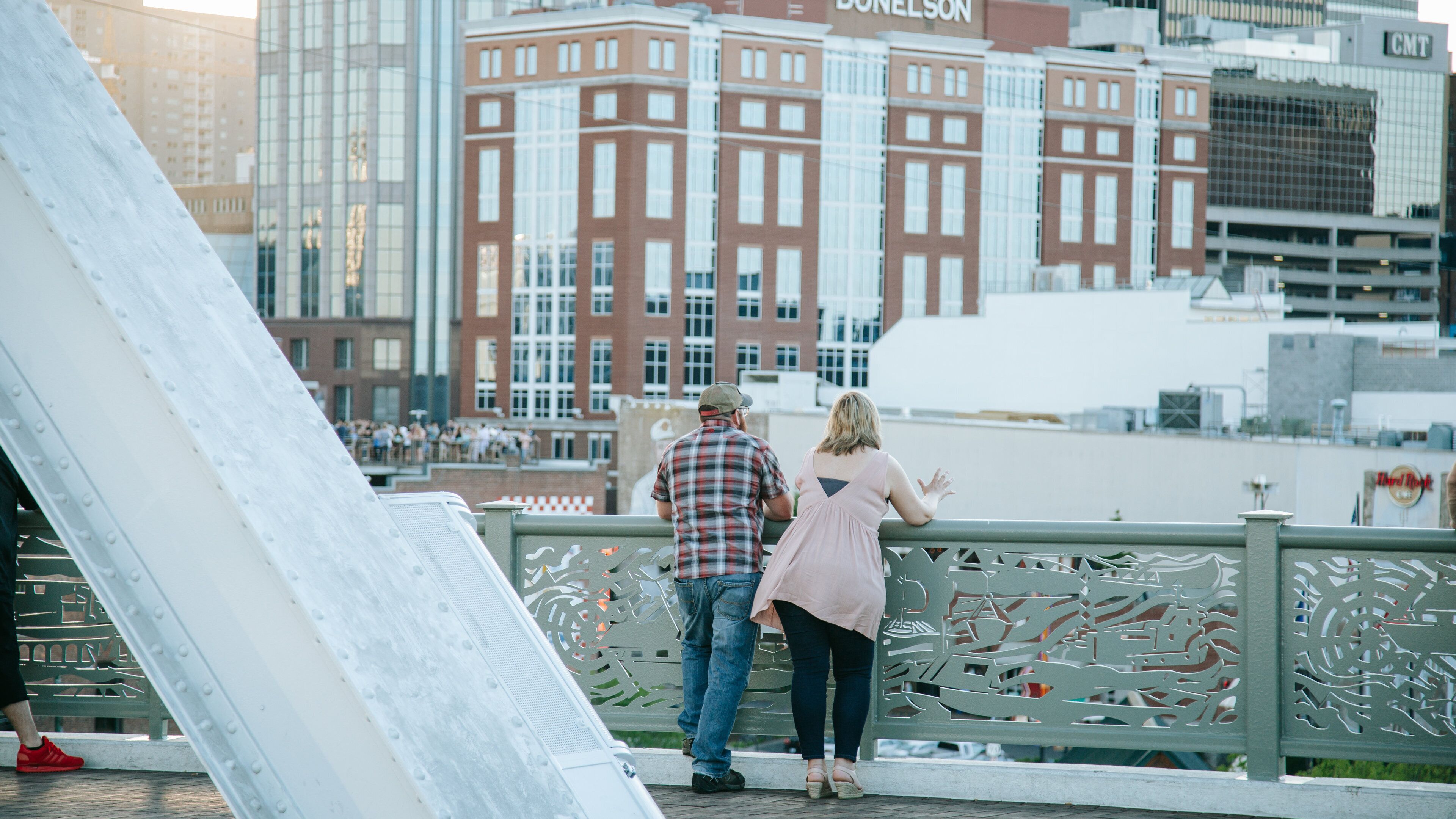 Cumberland Park showing a city and views as well as a couple