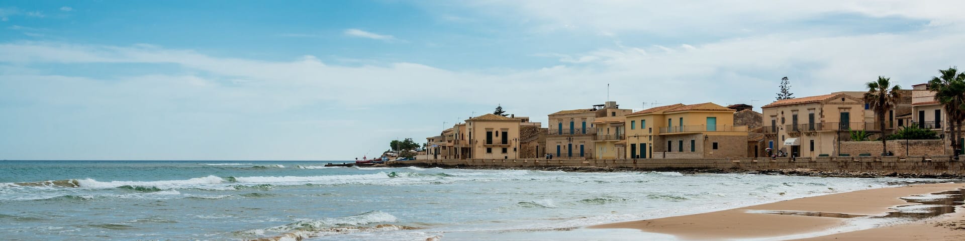Strand und Strandpromenade in Sampieri Sizilien im Licht eines abziehenden Unwetters