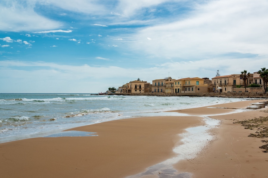 Strand und Strandpromenade in Sampieri Sizilien im Licht eines abziehenden Unwetters