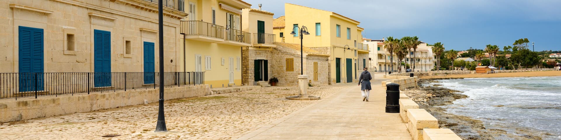 Strand und Strandpromenade in Sampieri Sizilien im Licht eines abziehenden Unwetters