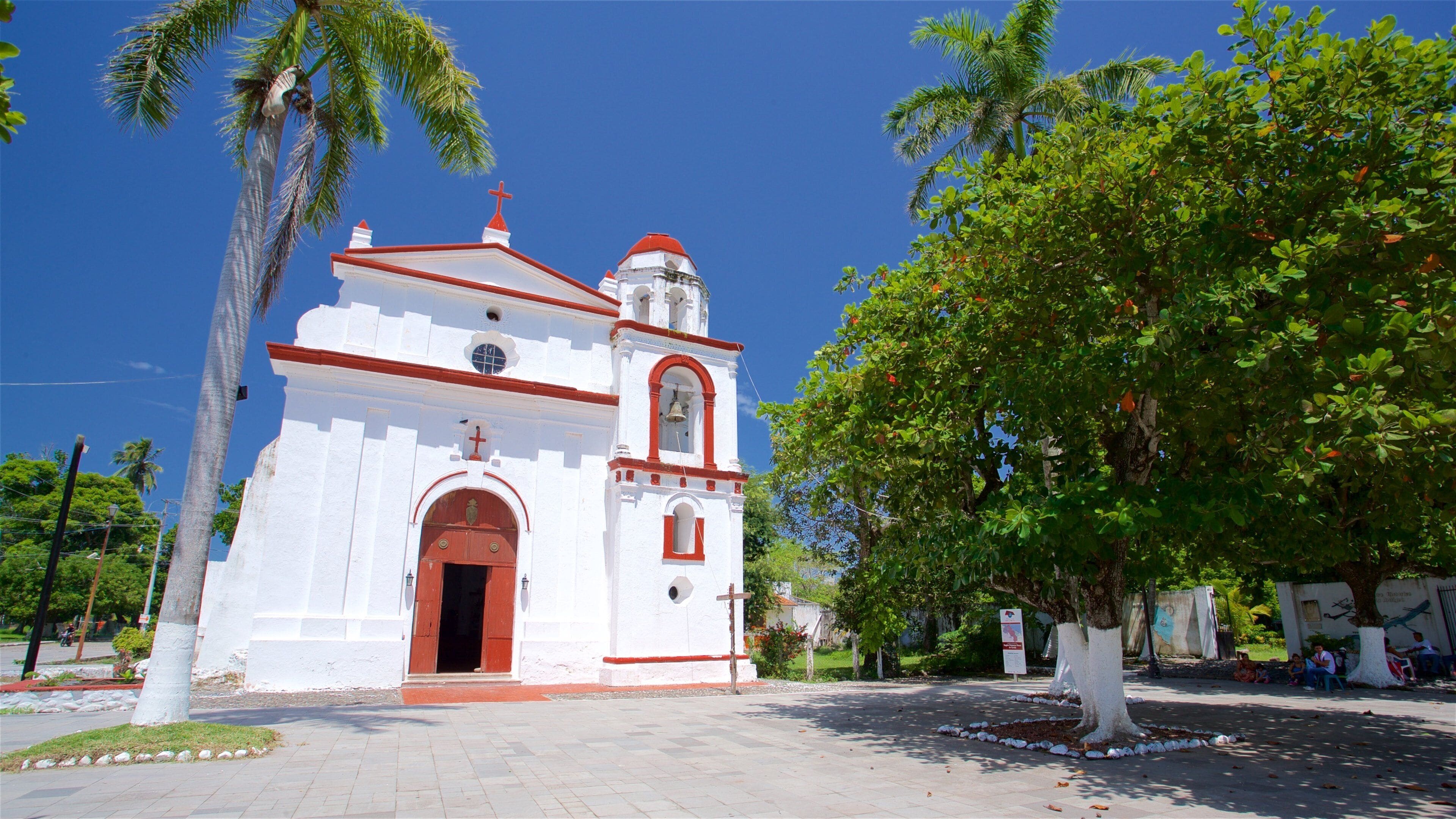 La Antigua featuring a church or cathedral