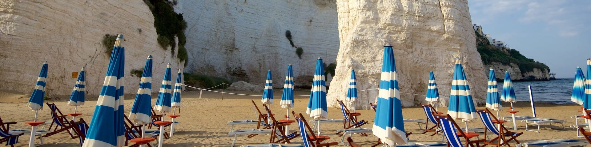 Pizzomuou mettant en vedette cĂŽte rocheuse et plage