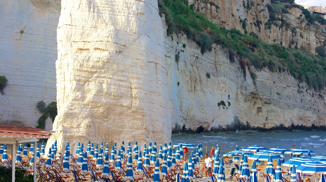 Pizzomuou som viser sandstrand og klippelandskap
