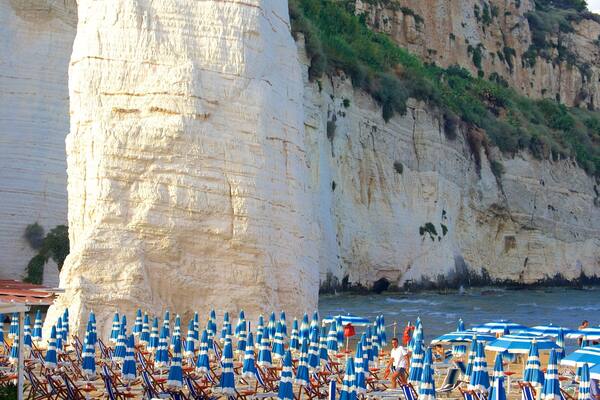 Pizzomuou qui includes plage et cÎte escarpée