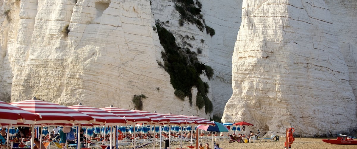 Pizzomuou og byder på en strand og klippekystlinje