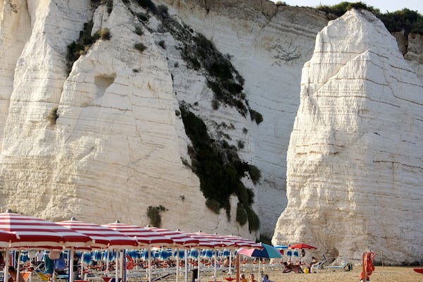 Pizzomuou das einen schroffe Küste und Sandstrand