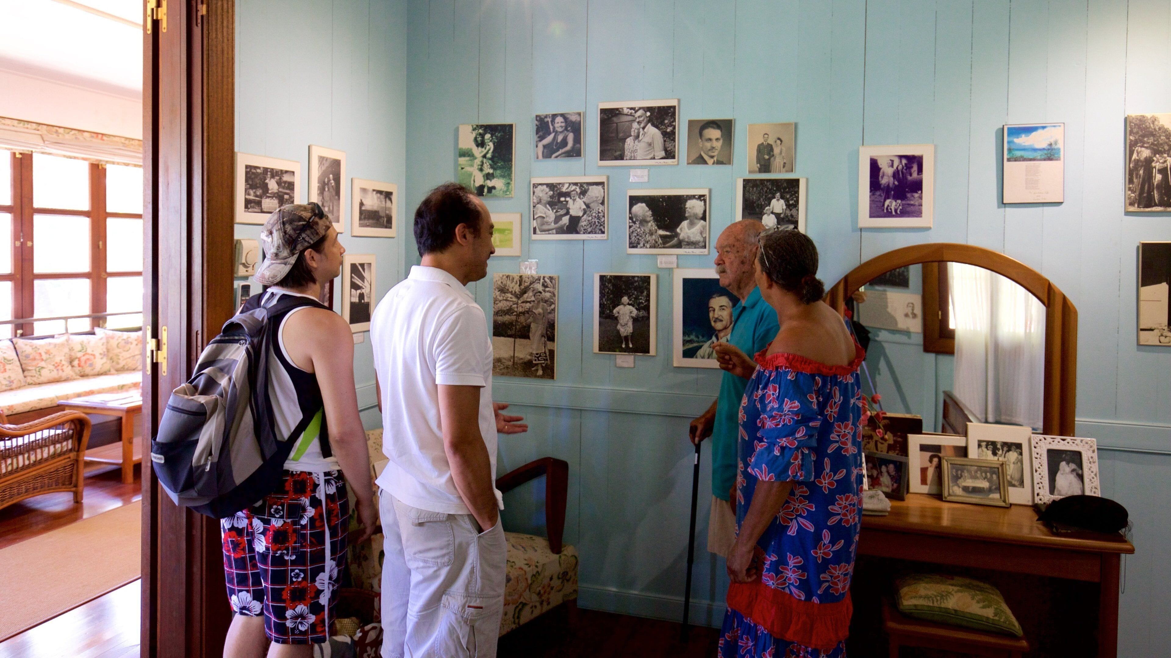Maison de James Norman Hall que inclui vistas internas e elementos de patrimônio assim como um pequeno grupo de pessoas
