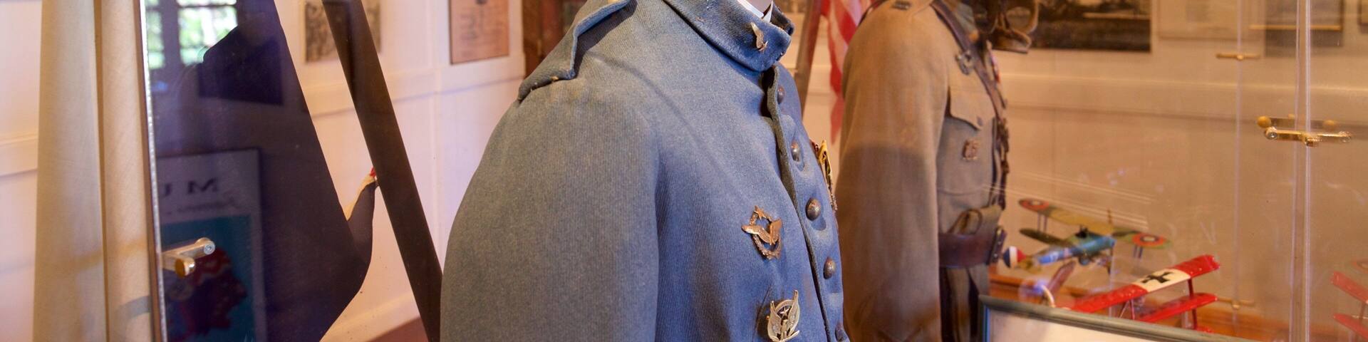 Maison de James Norman Hall montrant patrimoine historique et vues intérieures