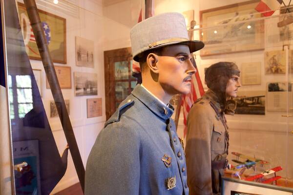 Maison de James Norman Hall montrant patrimoine historique et vues intérieures