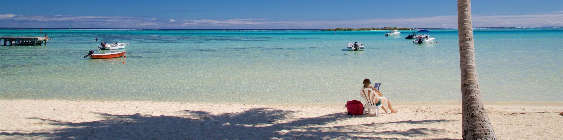 Tiahura strand som inkluderar tropisk natur, en sandstrand och kustutsikter