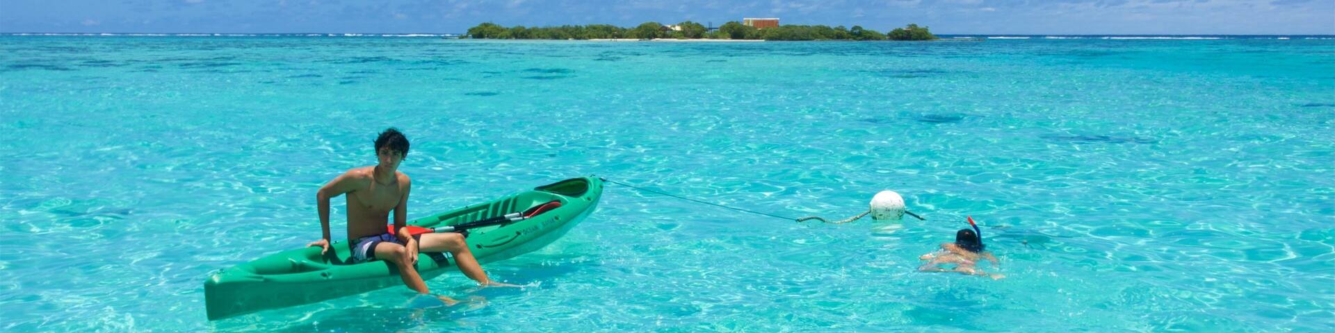 Playa Tiahura ofreciendo snorkeling, kayak o canoa y vistas generales de la costa