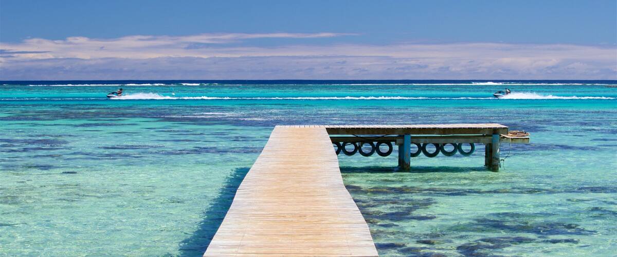 Tiahura-stranden som inkluderer tropisk landskap og kyst